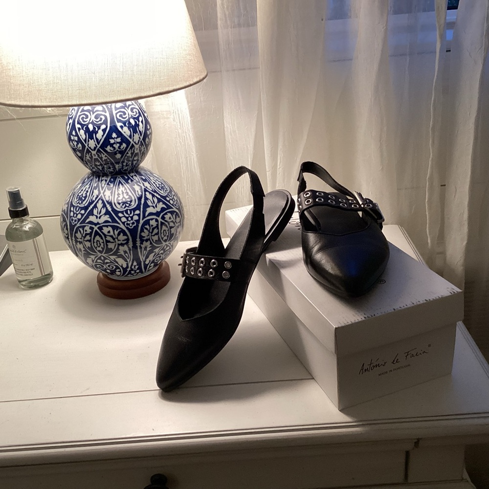 Stylish Black Leather Slingback Flats with Buckle Detail - Picture 2 of 5